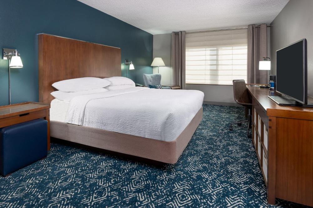 Standard King Room interior